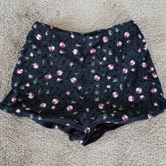 Kendall and Kylie High waisted Lace Floral Short - Picture 1 of 6